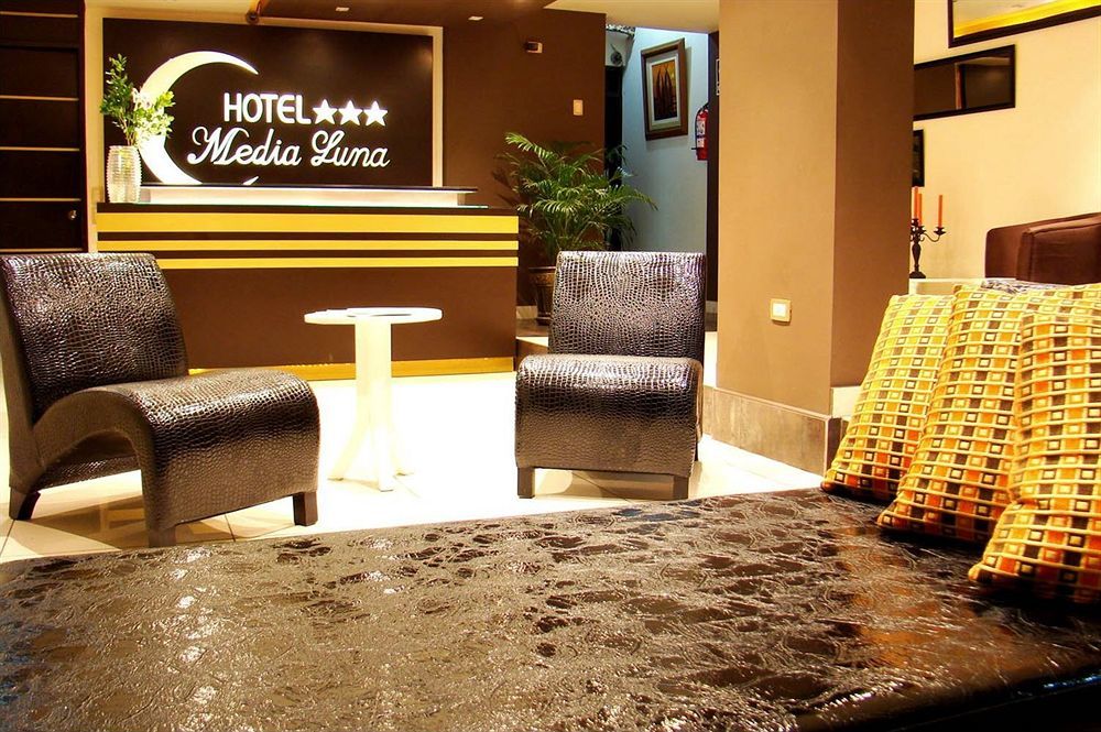 Hostal Media Luna Trujillo Exterior photo